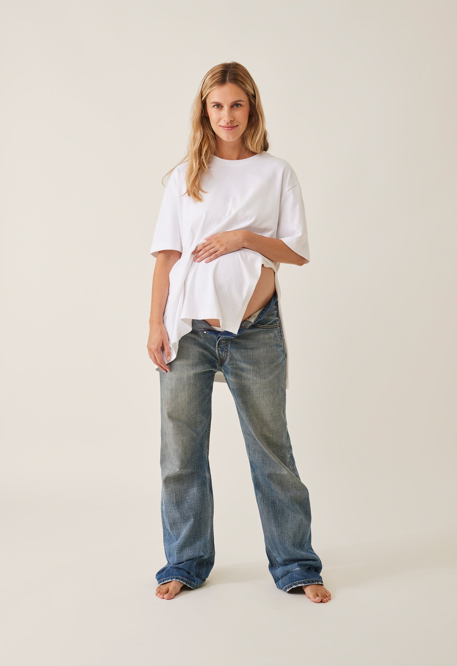 Oversized maternity t-shirt with slit - White